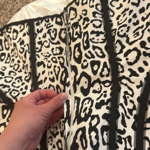 White House black market white and black cheetah print top k - Picture 5 of 7